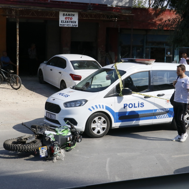 Adana'da yayaya ve minibüse çarpan motosikletin sürücüsü öldü