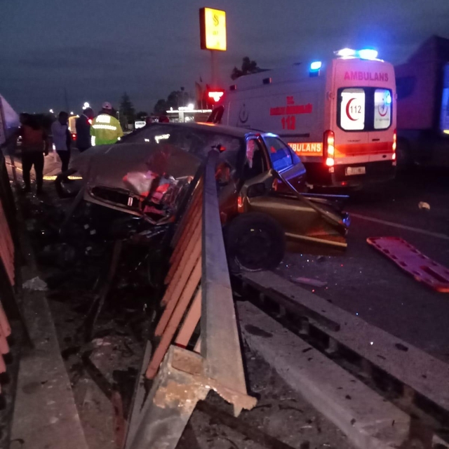 Konya'da bariyere çarpan otomobildeki 2 kişi öldü, 2 kişi yaralandı