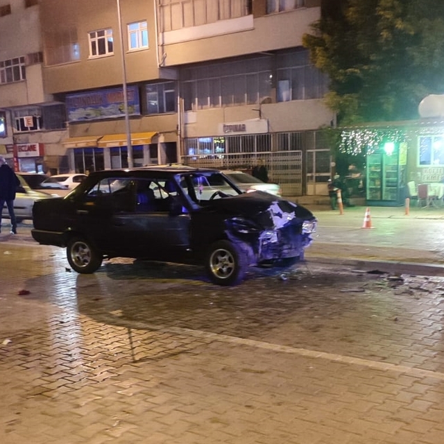 Sivas'ta iki otomobil çarpıştı, 3 kişi yaralandı
