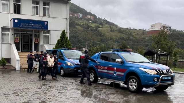 Artvin'de firari şüpheli ile yurt dışına kaçışına yardım eden 2 kişi tutuklandı