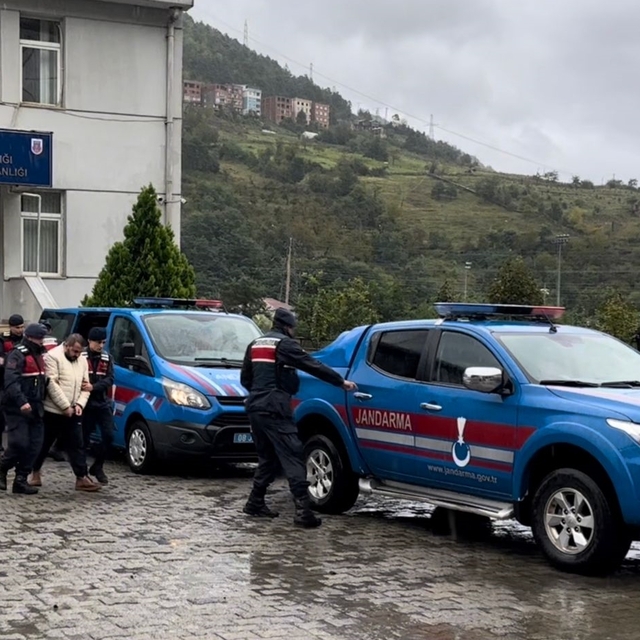 Artvin'de firari şüpheli ile yurt dışına kaçışına yardım eden 2 kişi tutukl...