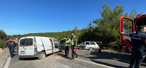 Manisa'da otomobil ile hafif ticari aracın çarpıştığı kazada 2 kişi öldü, 3 kişi yaralandı