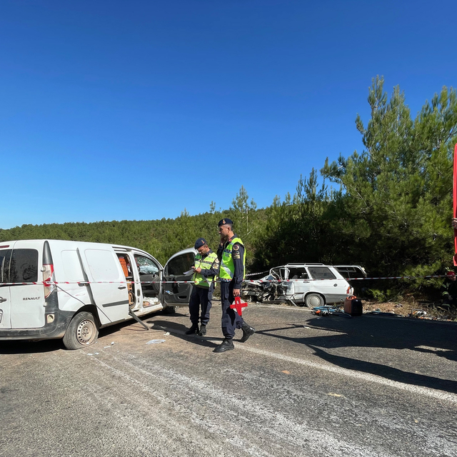 Manisa'da otomobil ile hafif ticari aracın çarpıştığı kazada 2 kişi öldü, 3...