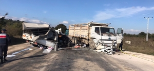 Bursa'da kamyonla çarpışan kamyonetteki 1 kişi öldü, 5 kişi yaralandı
