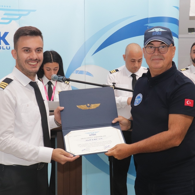 UTEK Uçuş Akademisinde eğitimlerini tamamlayan pilotlar belgelerini aldı