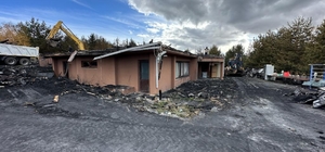 Kars'ta çıkan yangında tamamen yanan Kütük Ev'in enkazı kaldırılıyor