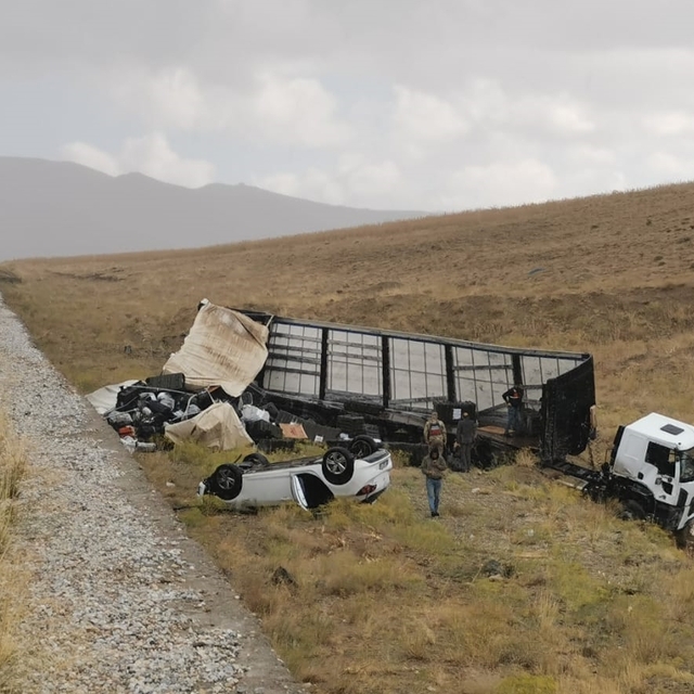 Van'da yaşanan 2 trafik kazasında 14 kişi yaralandı
