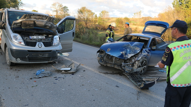 Kocaeli'de panelvanla çarpışan otomobildeki 1 kişi yaralandı