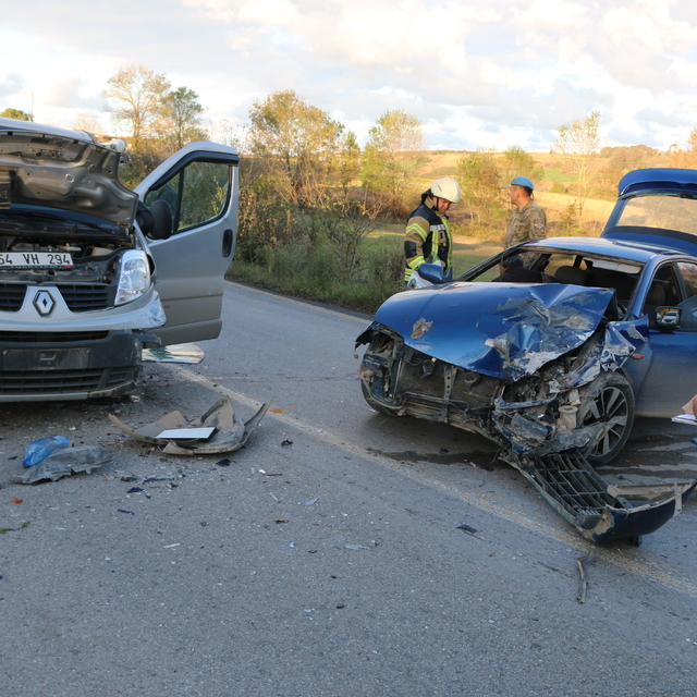 Kocaeli'de panelvanla çarpışan otomobildeki 1 kişi yaralandı