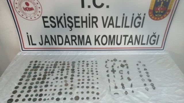Eskişehir'de tarihi eser olduğu değerlendirilen objeler ele geçirildi