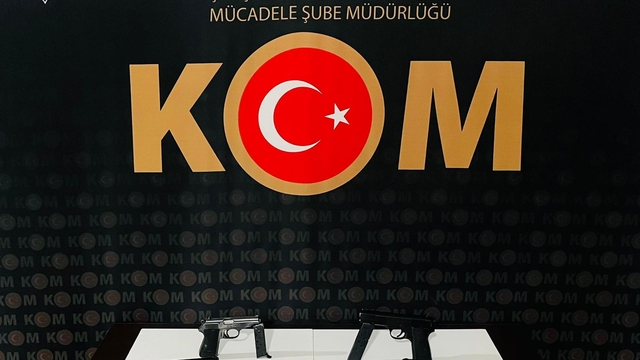 Ardahan'da otomobilin motor kısmında 5 ruhsatsız tabanca ele geçirildi