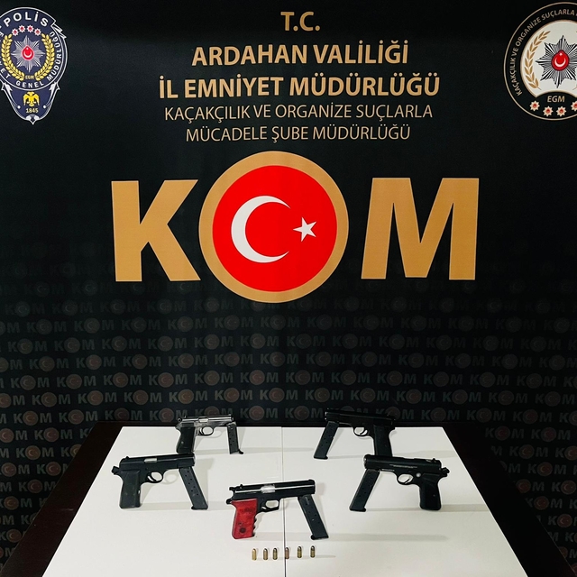 Ardahan'da otomobilin motor kısmında 5 ruhsatsız tabanca ele geçirildi