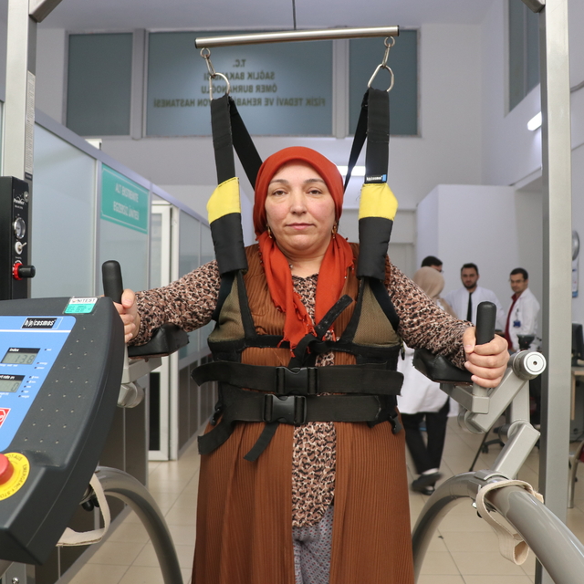 Kol ve bacaklarını hareket ettiremeyen kazazede 4 aylık fizik tedaviyle aya...