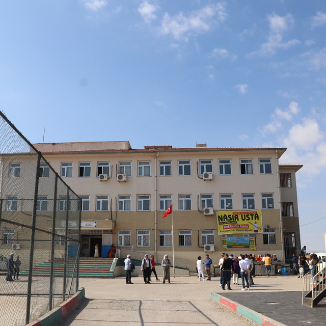 Diyarbakırlı kebapçı mangalını 2 yıldır öğrenciler için yakıyor