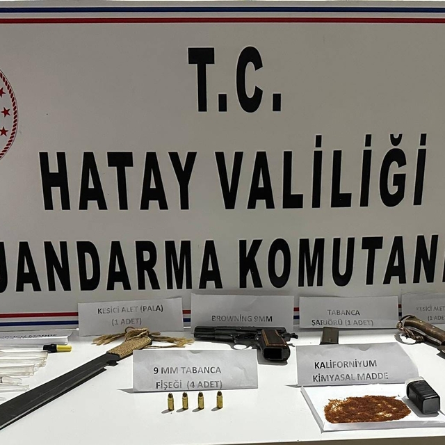 Hatay'da adreslerinden silah ve kimyasal madde ele geçirilen 2 şüpheli yaka...