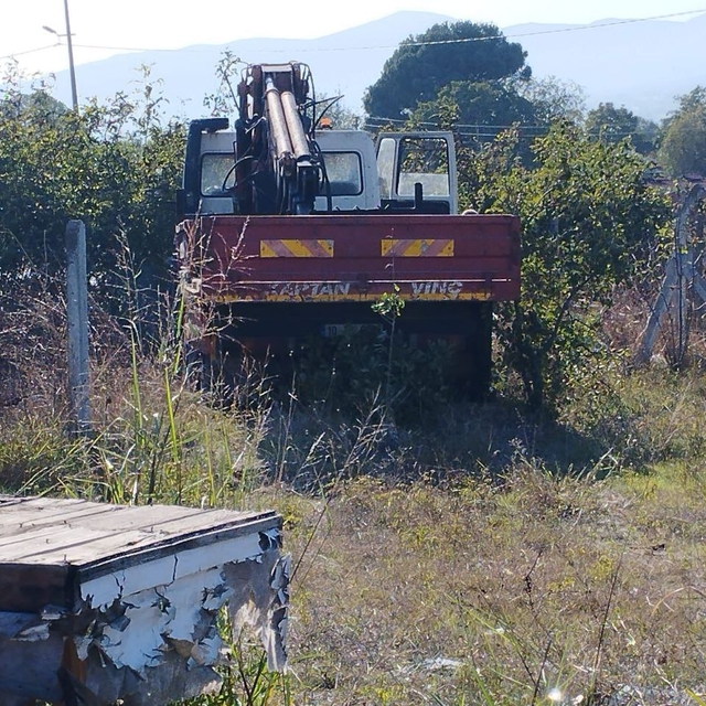 Balıkesir'de seyir halindeyken freni boşalan vinçten atlayan 2 kişiden biri...