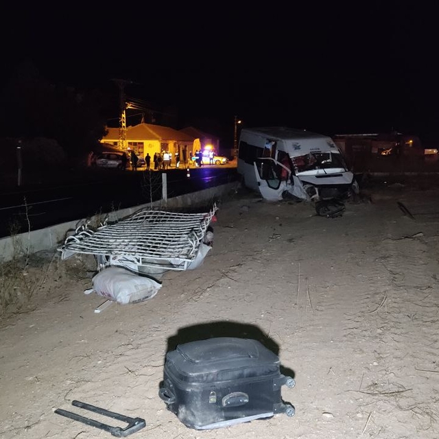 Nevşehir'de minibüs ile otomobilin çarpıştığı kazada 14 kişi yaralandı