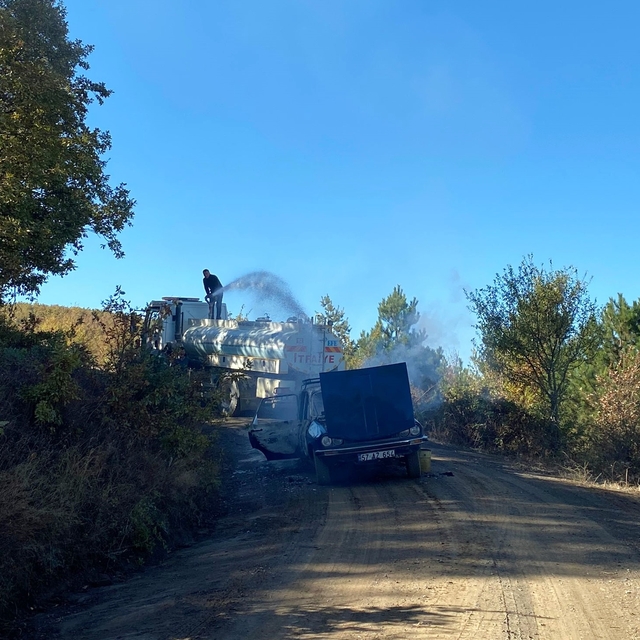 Saraydüzü'nde seyir halindeki otomobilde yangın sonucu hasar oluştu