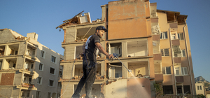 Fransız sanatçı, Hatay'da yıkıntılar arasında çizdiği resmi tanıttı