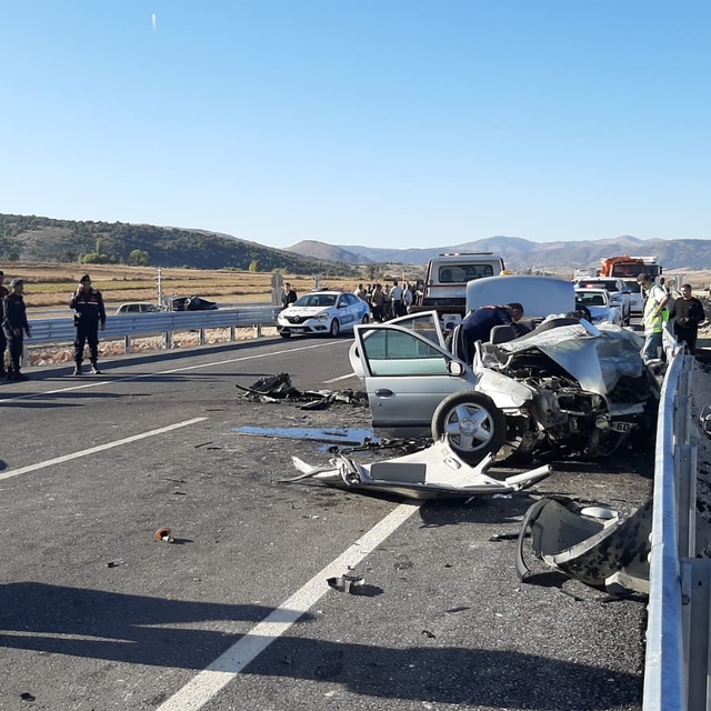 Çorum'da iki otomobilin çarpıştığı kazada 1 kişi öldü, 2 kişi yaralandı