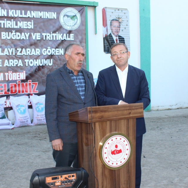 Kars'ta tarım arazisi afetten zarar gören çiftçilere ücretsiz tohum dağıtıl...