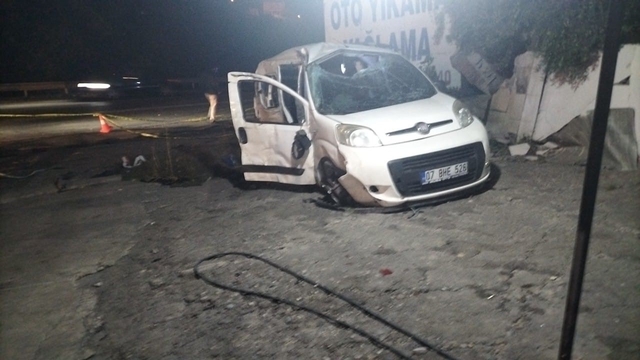 Osmaniye'ye düğüne gelenlerin içinde bulunduğu hafif ticari araç, tankerle çarpıştı: 4 ölü, 3 yaralı