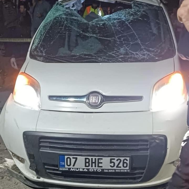 Osmaniye'de tırla çarpışan hafif ticari araçtaki 4 kişi öldü, 3 kişi yarala...