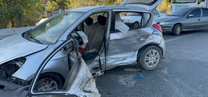 Afyonkarahisar'da kamyonet ile otomobilin çarpıştığı kazada 1 kişi öldü, 4 kişi yaralandı