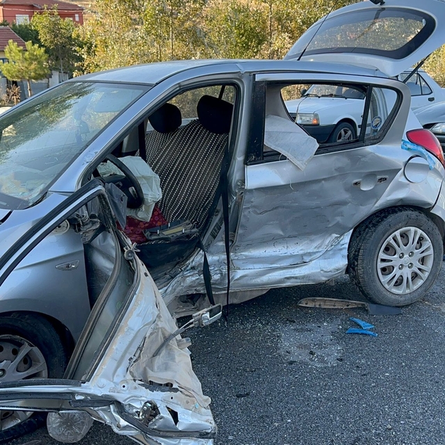 Afyonkarahisar'da kamyonet ile otomobilin çarpıştığı kazada 1 kişi öldü, 4...