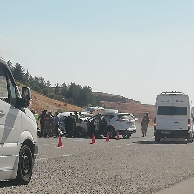 Batman'da iki otomobilin çarpıştığı kazada, 8 kişi yaralandı