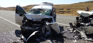 Batman'da, 2 otomobil kafa kafaya çarpıştı; 8 yaralı
