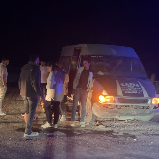 Nevşehir'de refüje çarpan minibüsteki 7 kişi yaralandı