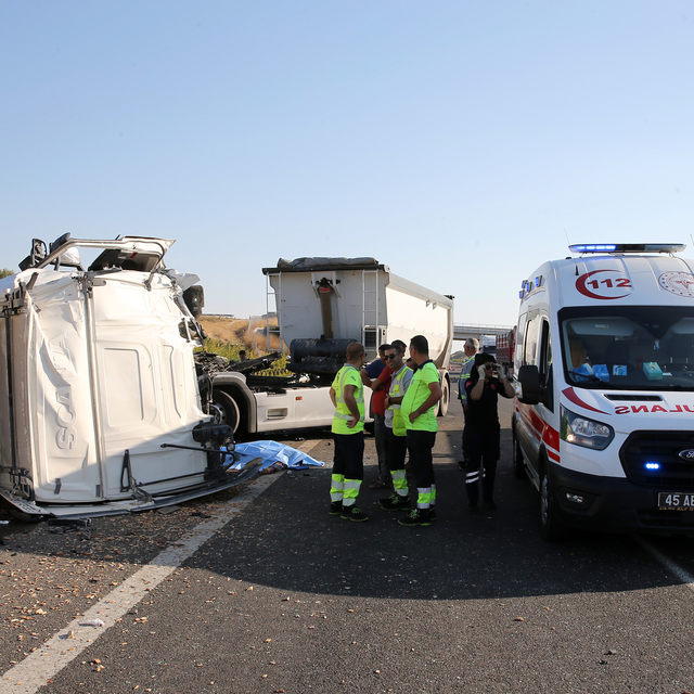 Manisa'da tırla kamyonun çarpışması sonucu 1 kişi hayatını kaybetti