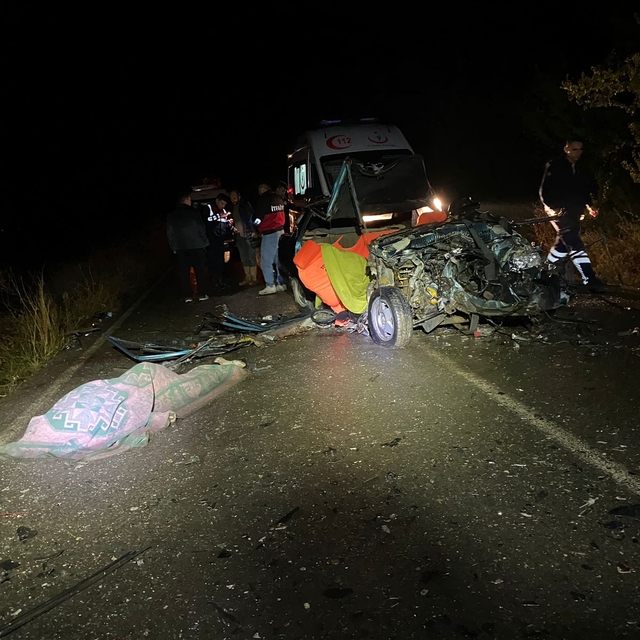 GÜNCELLEME - Isparta'da otomobille kamyonetin çarpıştığı kazada 4 kişi öldü