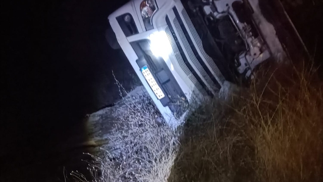 Çorum'da devrilen kamyonun sürücüsü yaralandı