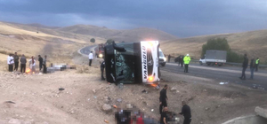 Sivas'ta yolcu otobüsü devrildi, 2 kişi öldü, 25 kişi yaralandı