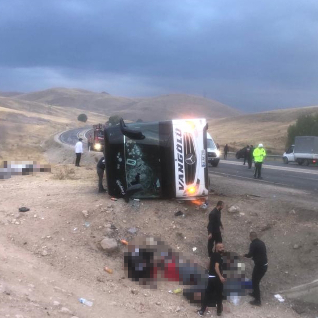 Sivas'ta yolcu otobüsü devrildi, 2 kişi öldü, 25 kişi yaralandı