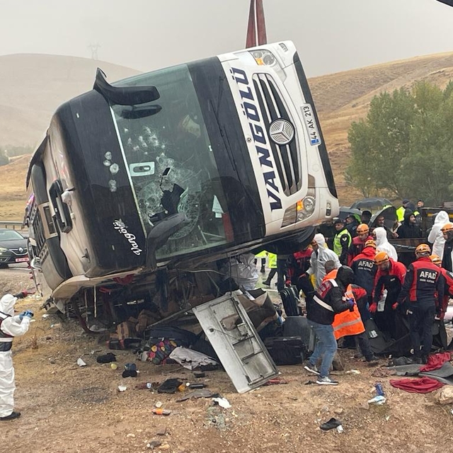 GÜNCELLEME - Sivas'ta yolcu otobüsü devrildi, 4 kişi öldü, 34 kişi yaraland...