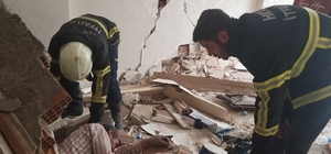 Hatay'da girdiği ağır hasarlı binada üzerine duvar devrilen kişi yaralandı