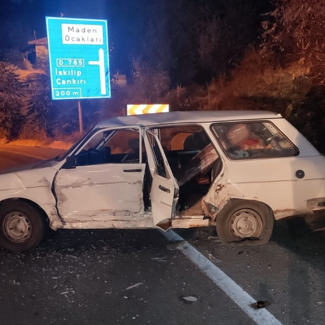 Çorum'da 2 otomobil çarpıştı, 3 kişi yaralandı