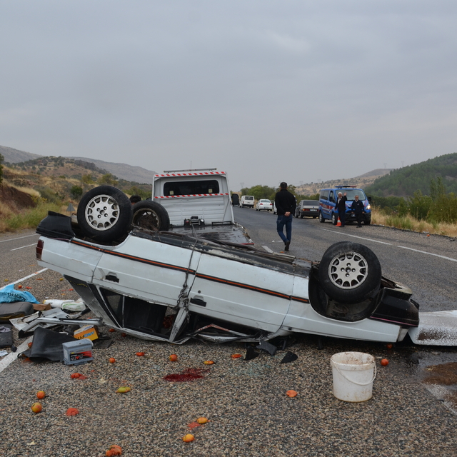 Adıyaman'da devrilen otomobildeki 5 kişi yaralandı