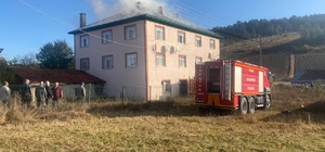 Karabük'te 3 katlı binanın çatısı yangında hasar gördü