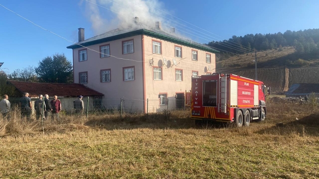 Karabük'te 3 katlı binanın çatısı yangında hasar gördü