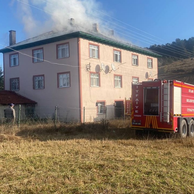 Karabük'te 3 katlı binanın çatısı yangında hasar gördü