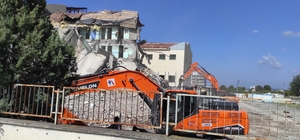 Hatay'da depremlerde hasar alan Erzin Devlet Hastanesi kontrollü yıkıldı