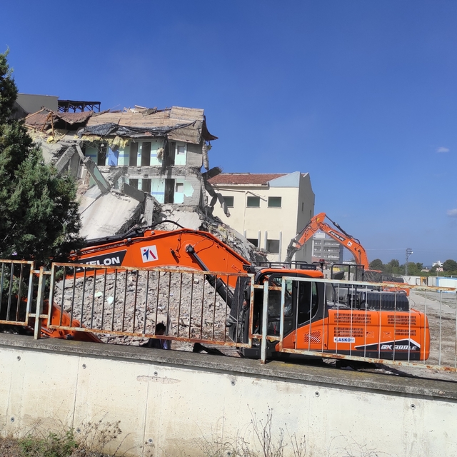 Hatay'da depremlerde hasar alan Erzin Devlet Hastanesi kontrollü yıkıldı