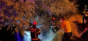 Denizli'de şarampole devrilen otomobildeki 2 kişi öldü, 3 kişi yaralandı