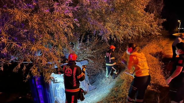 Denizli'de şarampole devrilen otomobildeki 2 kişi öldü, 3 kişi yaralandı