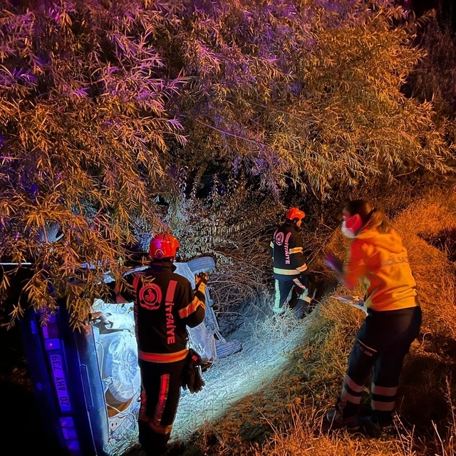 Denizli'de şarampole devrilen otomobildeki 2 kişi öldü, 3 kişi yaralandı