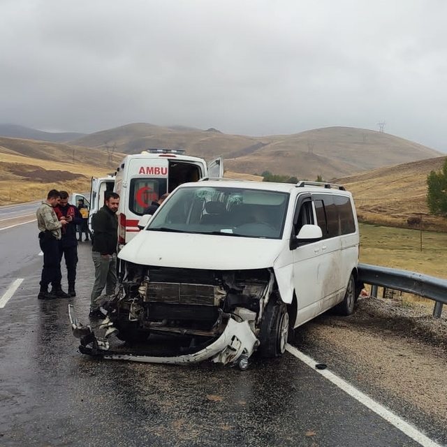 Sivas'ta bariyerlere çarpan panelvandaki 7 kişi yaralandı